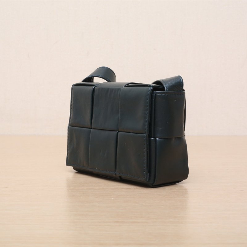 BOTTEGA VENETA CassetteMini12綠色油蠟皮肩背包-2