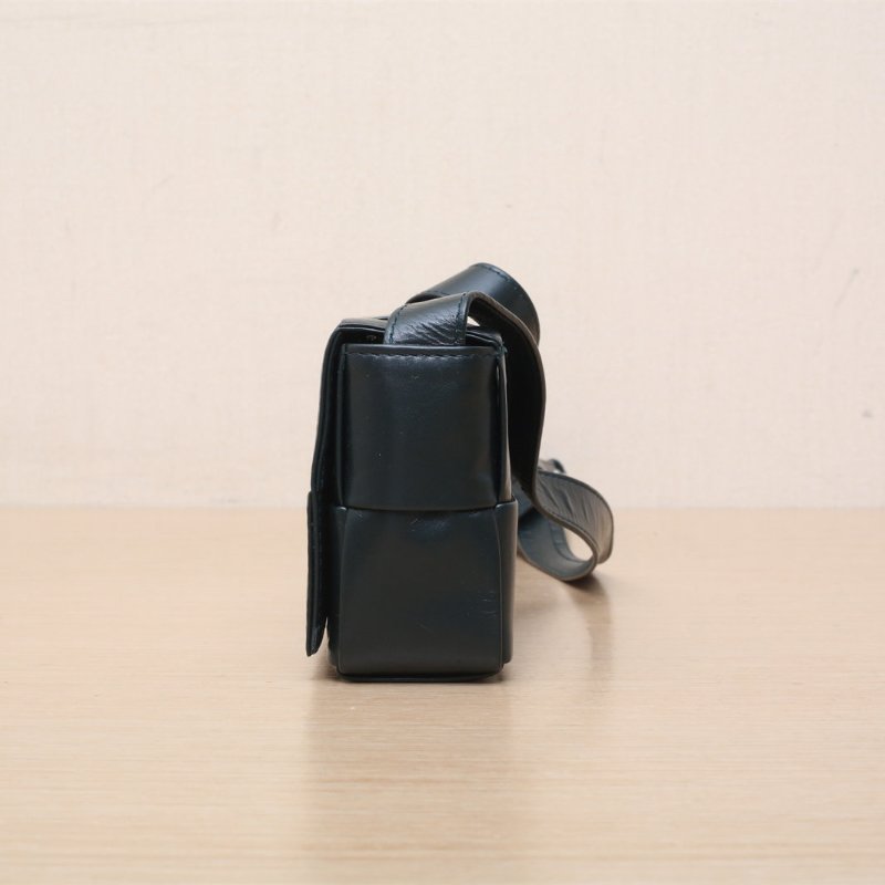 BOTTEGA VENETA CassetteMini12綠色油蠟皮肩背包-3