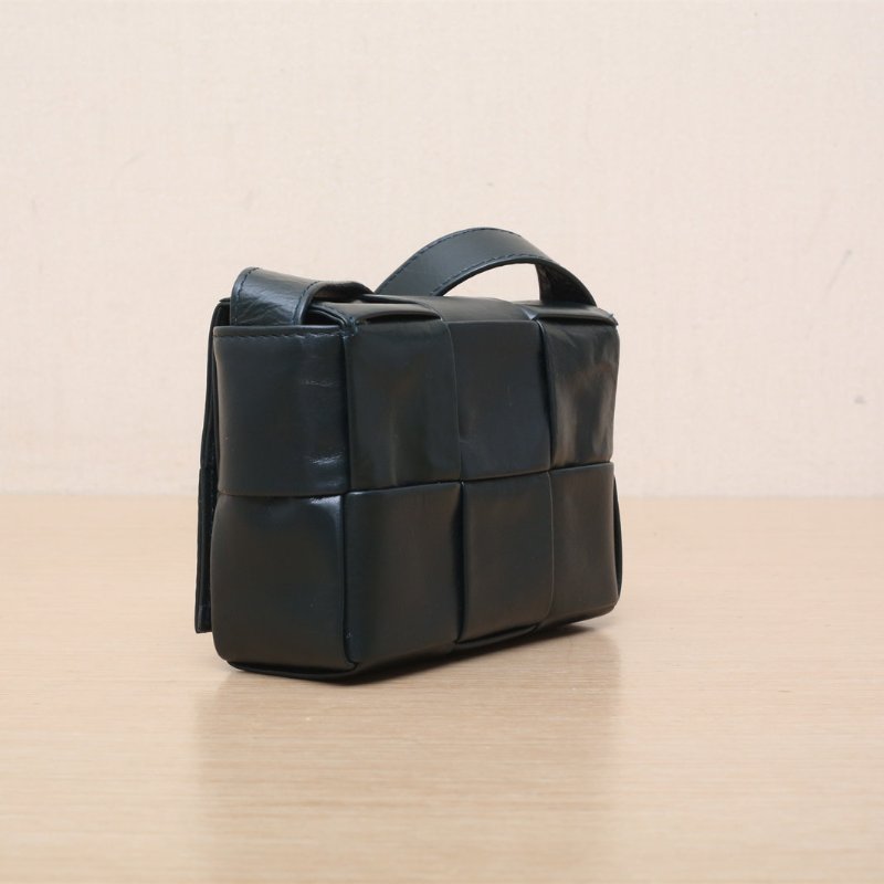 BOTTEGA VENETA CassetteMini12綠色油蠟皮肩背包-4