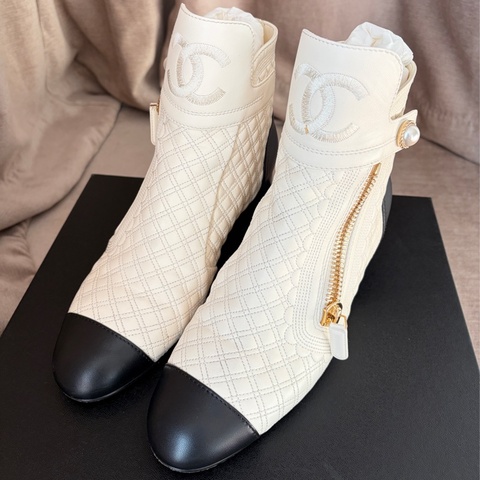 【CHANEL 經典款】奶油白菱格珍珠短靴 39C｜雙拉鍊｜羊皮｜二手良好寄賣款
