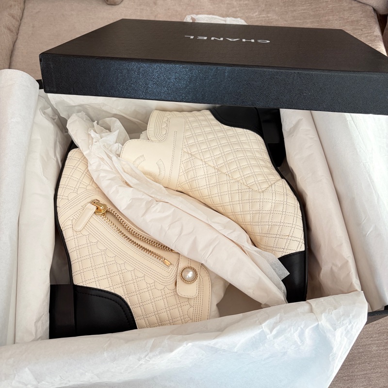 【CHANEL 經典款】奶油白菱格珍珠短靴 39C｜雙拉鍊｜羊皮｜百搭經典款-9