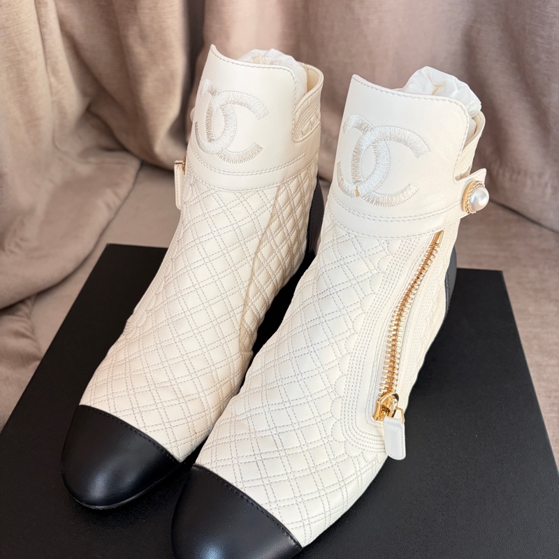 【CHANEL 經典款】奶油白菱格珍珠短靴 39C｜雙拉鍊｜羊皮｜百搭經典款-10
