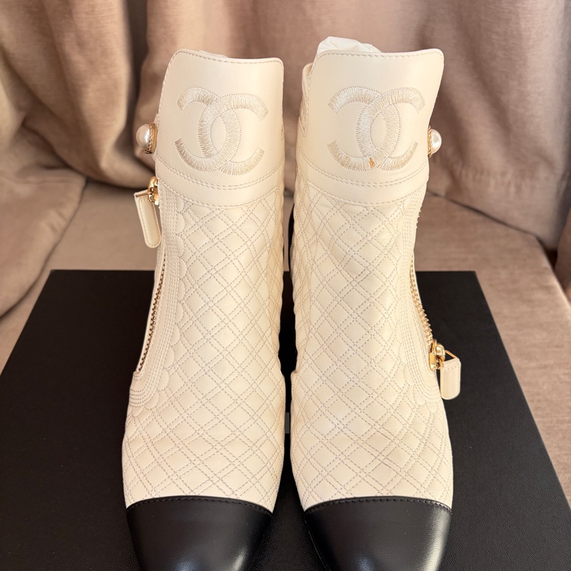 【CHANEL 經典款】奶油白菱格珍珠短靴 39C｜雙拉鍊｜羊皮｜百搭經典款-11