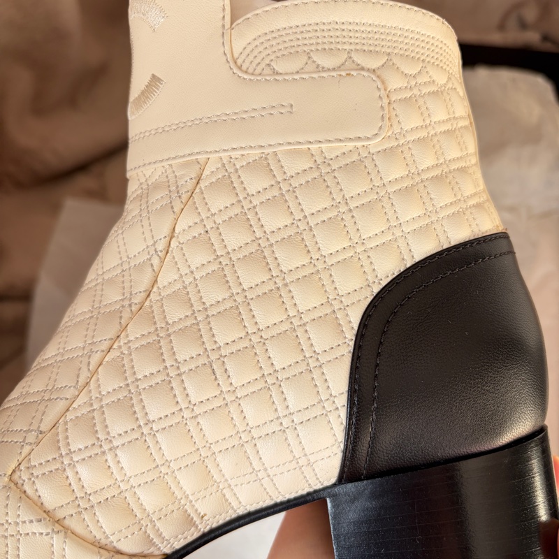 【CHANEL 經典款】奶油白菱格珍珠短靴 39C｜雙拉鍊｜羊皮｜百搭經典款-17