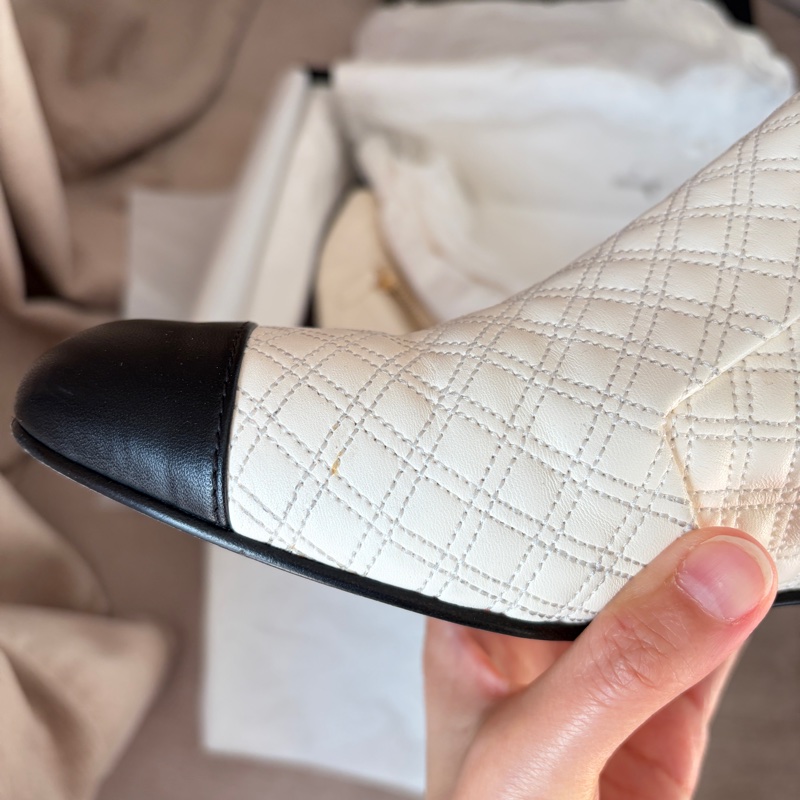 【CHANEL 經典款】奶油白菱格珍珠短靴 39C｜雙拉鍊｜羊皮｜百搭經典款-30