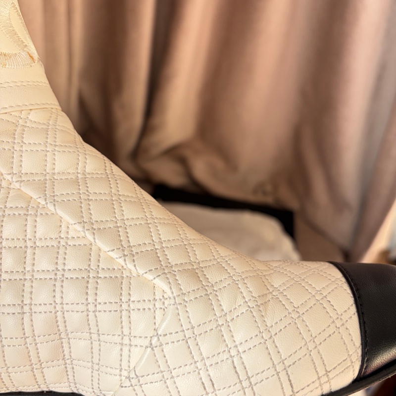 【CHANEL 經典款】奶油白菱格珍珠短靴 39C｜雙拉鍊｜羊皮｜百搭經典款-35