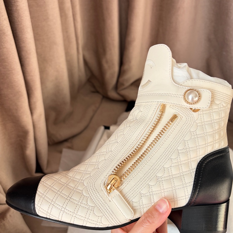 【CHANEL 經典款】奶油白菱格珍珠短靴 39C｜雙拉鍊｜羊皮｜百搭經典款-40