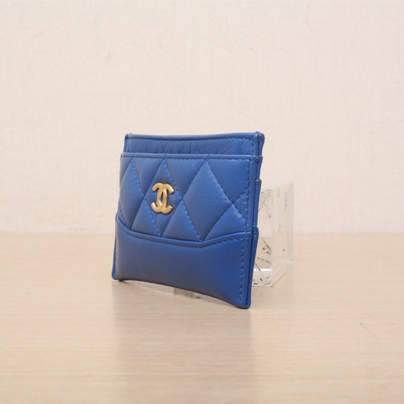 CHANEL 藍色羊皮26開金扣經典卡包肩背包-2