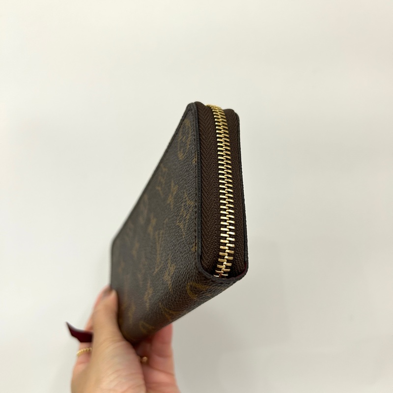LV 原花Cleaence金釦內紫紅8卡拉鏈長夾-1