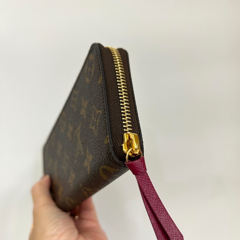 LV 原花Cleaence金釦內紫紅8卡拉鏈長夾-2