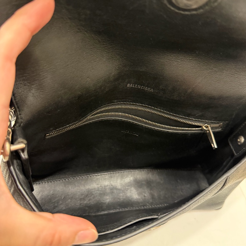 Balenciaga 巴黎世家 Downtown 斜背包 黑 銀釦-10