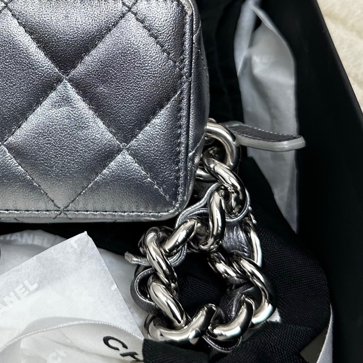 ❤️Chanel 22c雙C鏡面銀色漸變粗鏈條骰子方 斜挎包-3