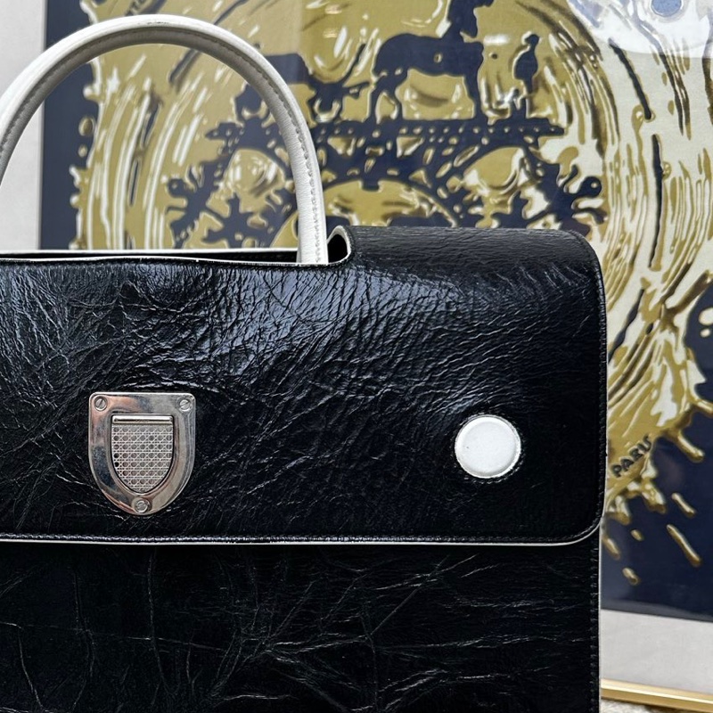 ❤️Dior 盾牌性價比之王 黑色油蠟皮 diorever盾牌 簡約大方的設計 銀扣 經典款 中號 手提包長-3