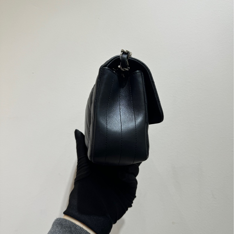 【閒置❤️】 Chanel cf 大 mini 黑銀 V紋 羊皮 斜挎包-3