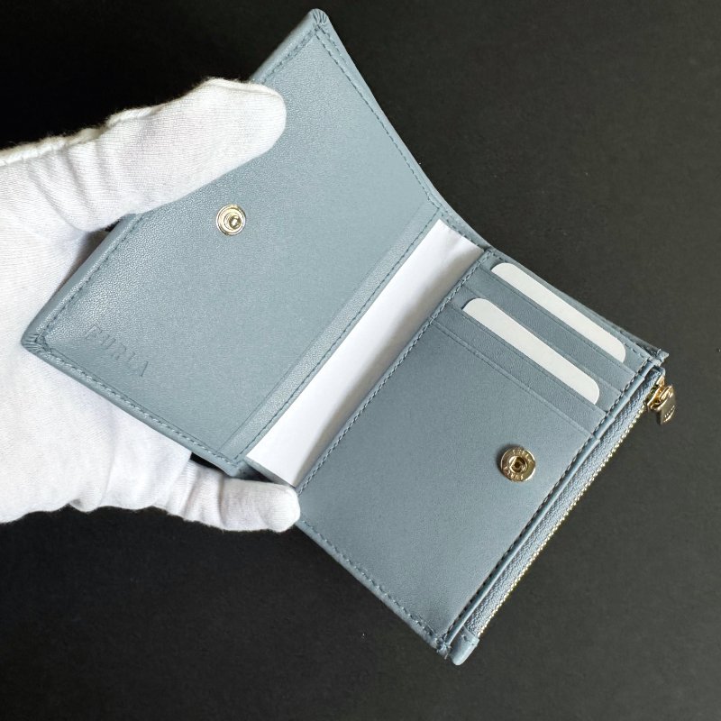 FURLA Meti 粉霧藍對折皮夾・二手全新附盒-2
