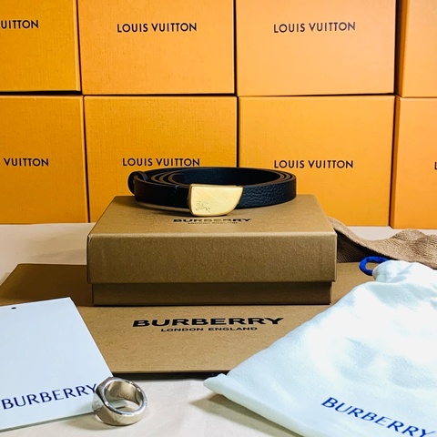 ‼️全台最甜 🎁全新未使用 Burberry 巴寶莉 2024戰馬鐵牌黑窄皮帶（原價16500）