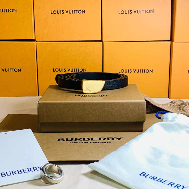 ‼️全台最甜 🎁全新未使用 Burberry 巴寶莉 2024戰馬鐵牌黑窄皮帶（原價16500）-0