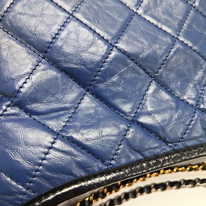 CHANEL Gabrielle 藍色拼黑色 中號 肩背包-7