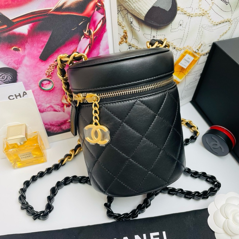 【全❤全套帶票】Chanel  22ss vanity case 菱格紋雙C墜飾化妝包 圓桶包 單肩斜挎包 黑金-0