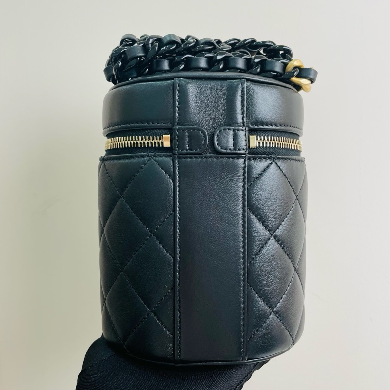 【全❤全套帶票】Chanel  22ss vanity case 菱格紋雙C墜飾化妝包 圓桶包 單肩斜挎包 黑金-2