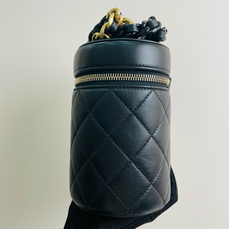 【全❤全套帶票】Chanel  22ss vanity case 菱格紋雙C墜飾化妝包 圓桶包 單肩斜挎包 黑金-3