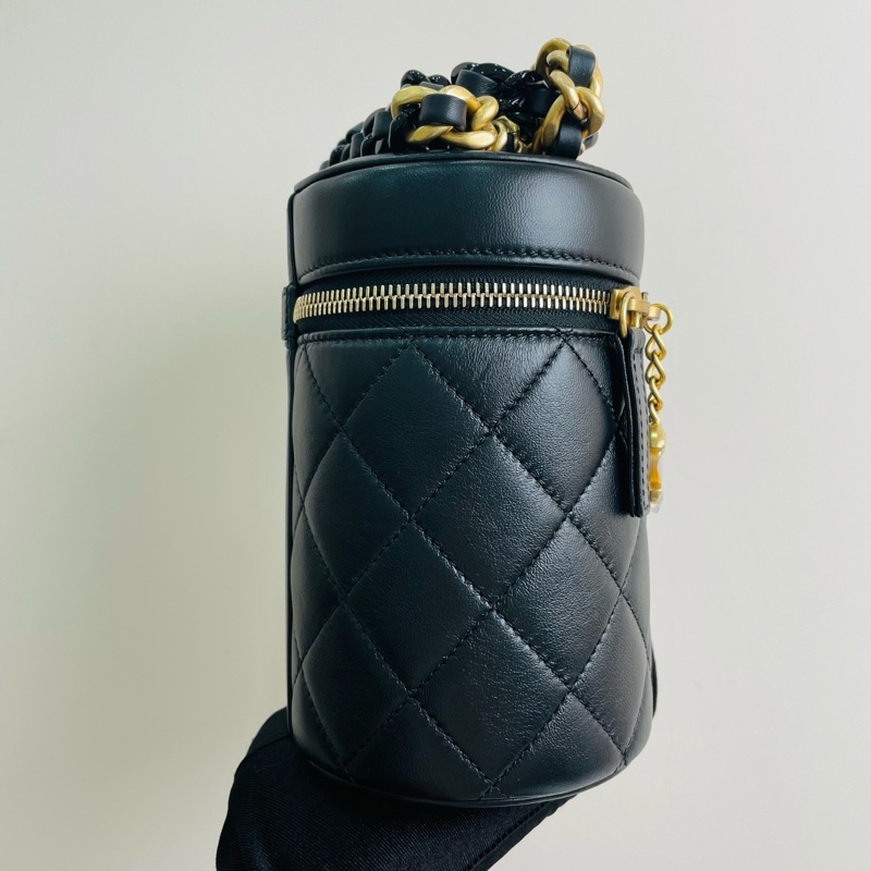 【全❤全套帶票】Chanel  22ss vanity case 菱格紋雙C墜飾化妝包 圓桶包 單肩斜挎包 黑金-4