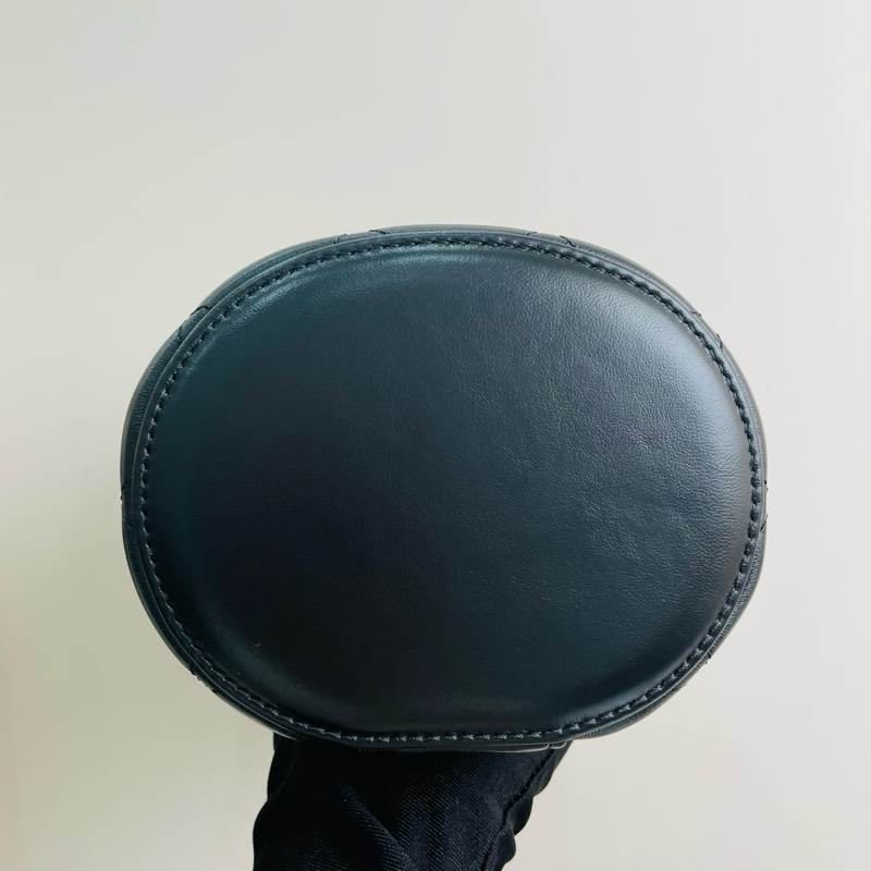 【全❤全套帶票】Chanel  22ss vanity case 菱格紋雙C墜飾化妝包 圓桶包 單肩斜挎包 黑金-5