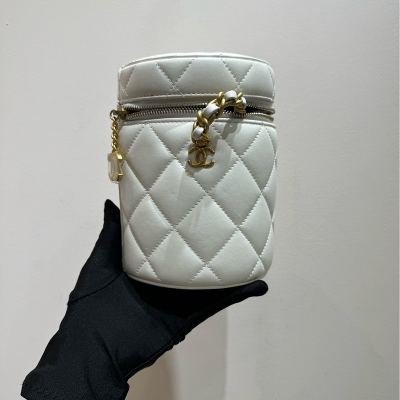 Chanel 香奈兒 限量羊皮圓桶化妝包 水桶包-1