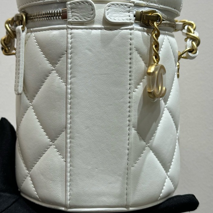 Chanel 香奈兒 限量羊皮圓桶化妝包 水桶包-4