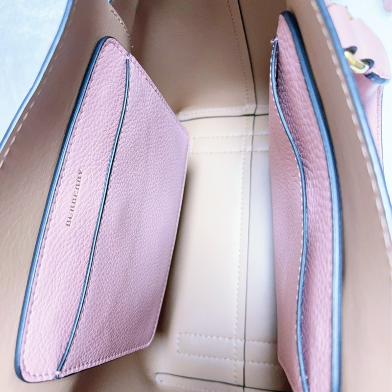 ⭐️女星同款專櫃貴款⭐️BURBERRY The Belt 小牛皮手提肩背托特包(煙燻玫瑰粉)-17