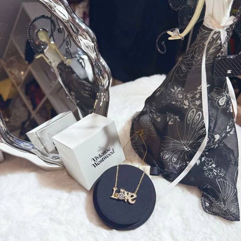 Vivienne Westwood Necklace  love/g-1