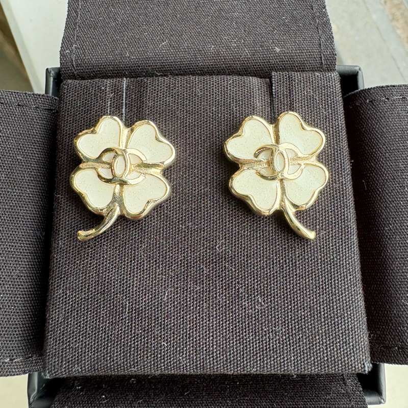 Chanel 四葉草🍀白琺瑯淡金 針式耳環-1