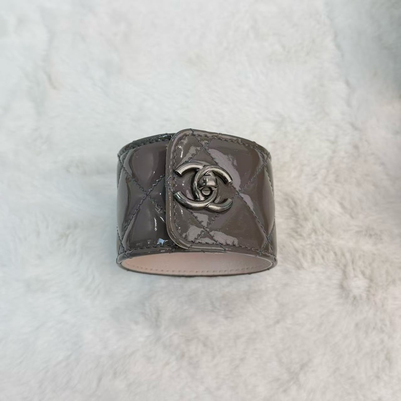 Chanel 寬款漆皮手扼-1
