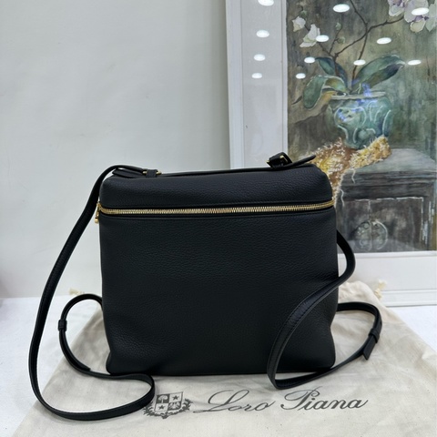 Loro Piana ExtraPocket L23.5 標誌黑色金扣雙拉鍊黑色牛皮雙肩包，底長23c