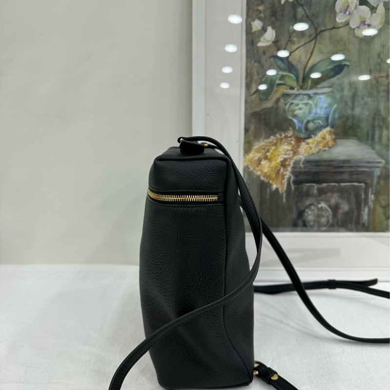 Loro Piana ExtraPocket L23.5 標誌黑色金扣雙拉鍊黑色牛皮雙肩包,底長23c-4