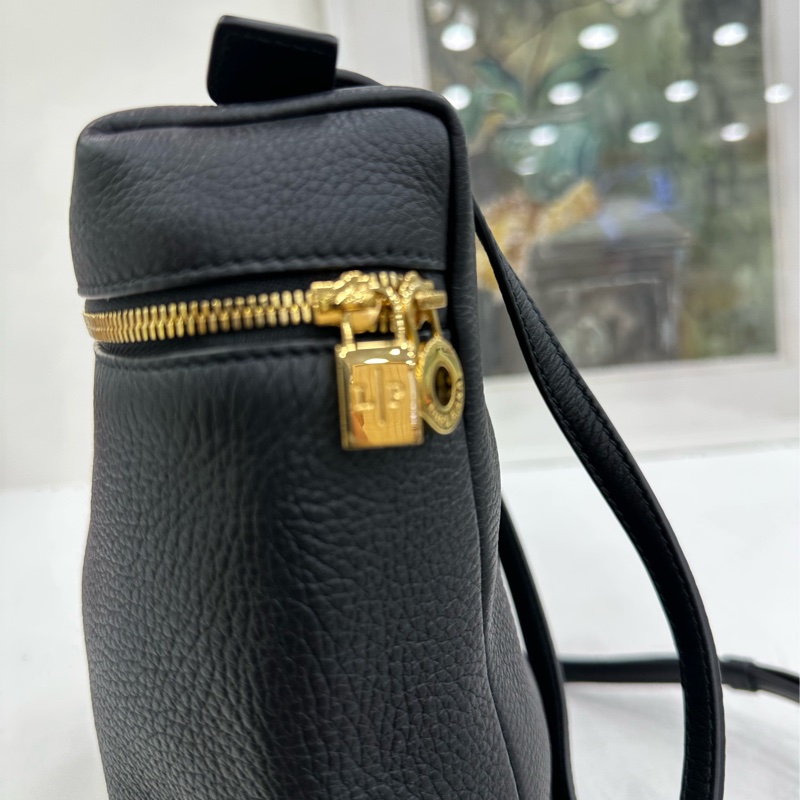 Loro Piana ExtraPocket L23.5 標誌黑色金扣雙拉鍊黑色牛皮雙肩包,底長23c-7