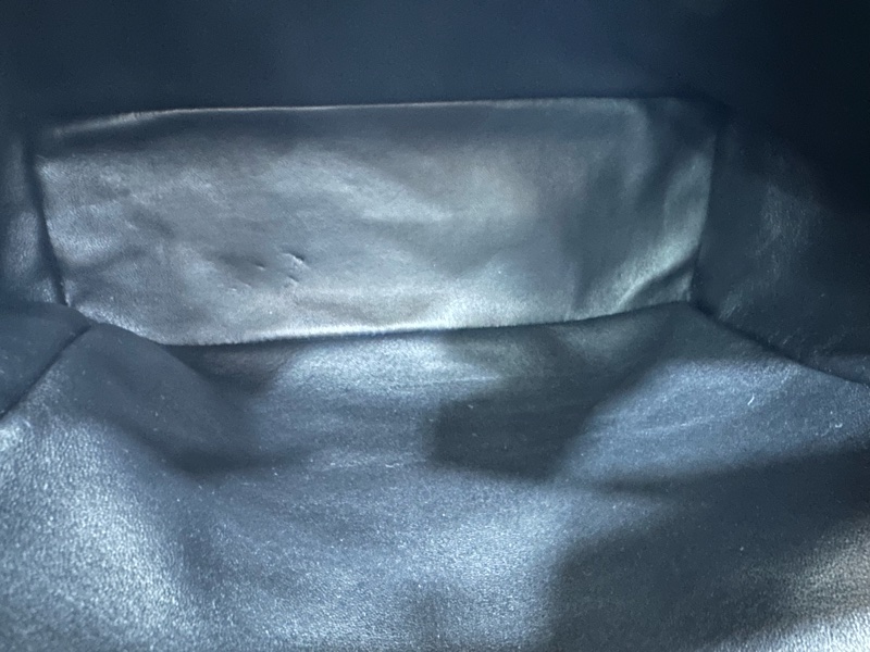 Loro Piana ExtraPocket L23.5 標誌黑色金扣雙拉鍊黑色牛皮雙肩包,底長23c-9