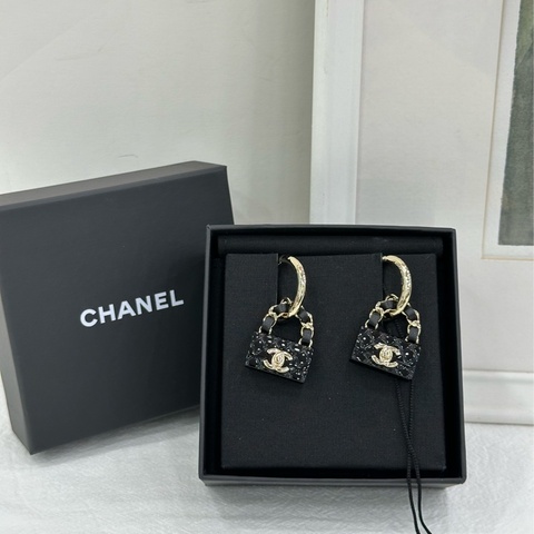 Chanel 香奈兒23C 耳環幾千塊，巨好看的包包耳飾～專櫃都難買到的一款！全新