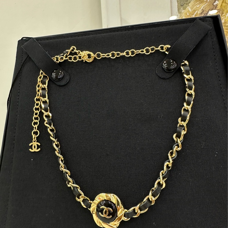 Chanel 22A黑金太陽花系列 黑金 經典Logo吊墜 雙C項鍊 金屬項鍊 女款 黑色-1