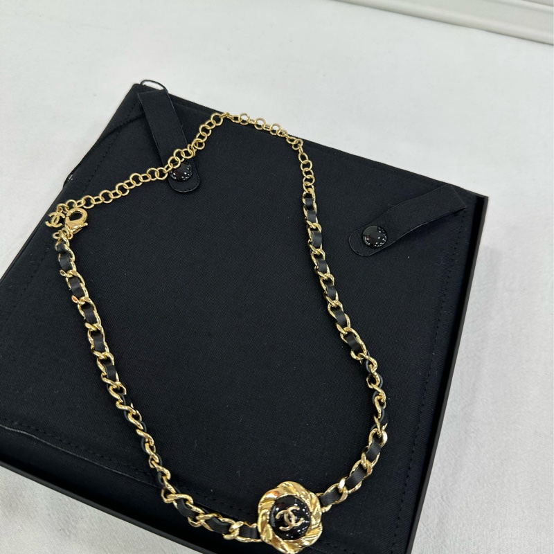 Chanel 22A黑金太陽花系列 黑金 經典Logo吊墜 雙C項鍊 金屬項鍊 女款 黑色-3