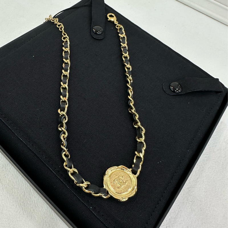 Chanel 22A黑金太陽花系列 黑金 經典Logo吊墜 雙C項鍊 金屬項鍊 女款 黑色-4