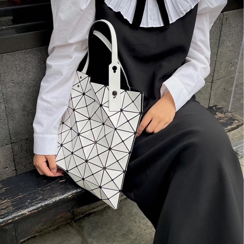 莉亞精品♡ 三宅一生 6X6 白色 #9新美包-1