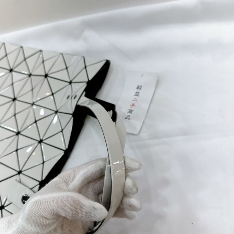 莉亞精品♡ 三宅一生 6X6 白色 #9新美包-9