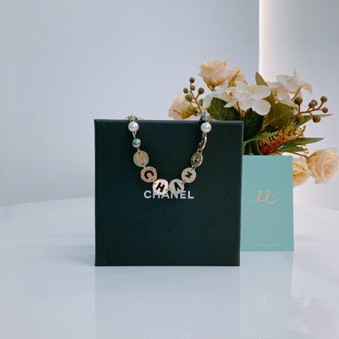 MS0384 Chanel 香奈兒 剪花 鏤空 吊飾 黑白 珍珠 手鏈 Cutwork Logo Charm Bracelet Two-tone Pearl x GHW