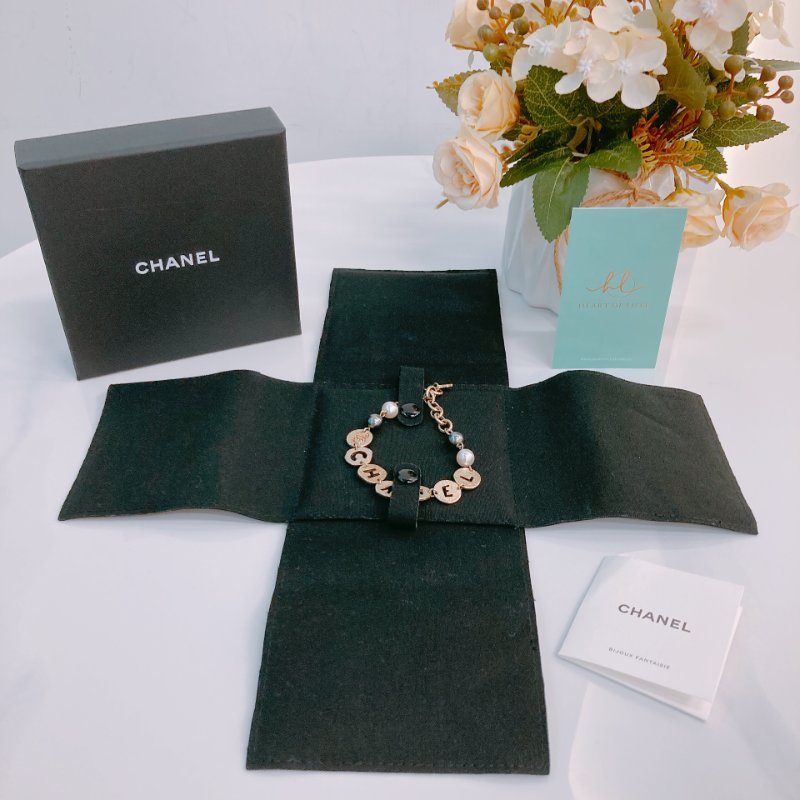 MS0384 Chanel 香奈兒 剪花 鏤空 吊飾 黑白 珍珠 手鏈 Cutwork Logo Charm Bracelet Two-tone Pearl x GHW-11