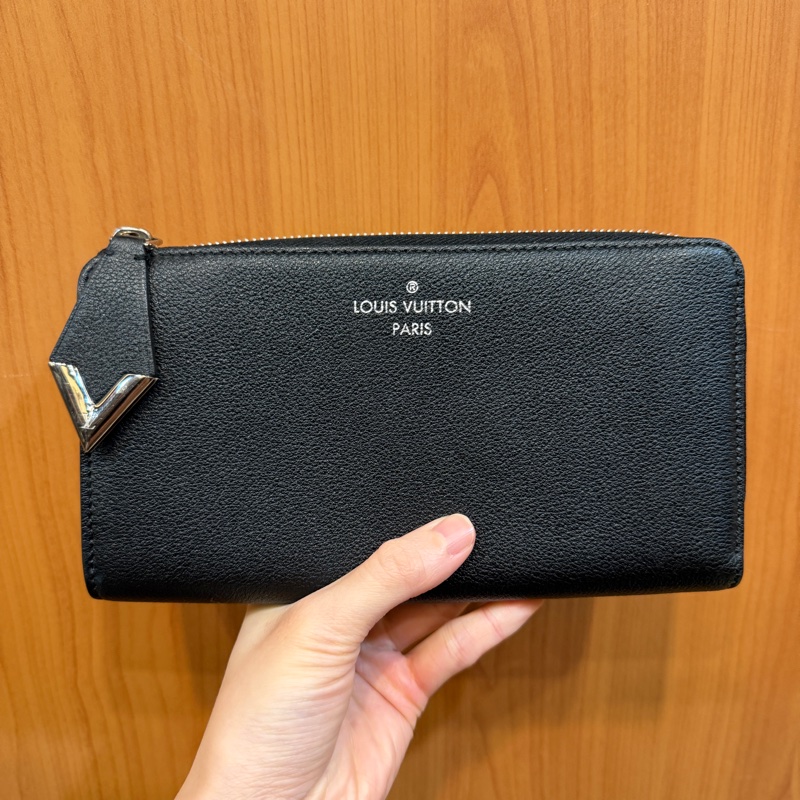 LV 黑牛皮銀釦Comete L拉長夾M60147-0