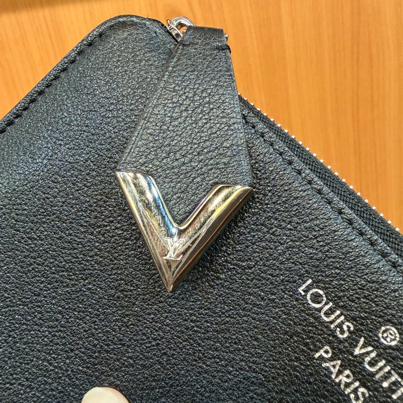 LV 黑牛皮銀釦Comete L拉長夾M60147-3