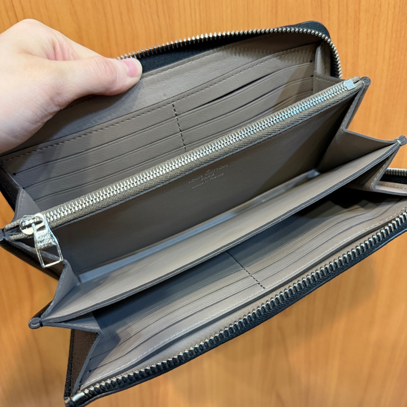 LV 黑牛皮銀釦Comete L拉長夾M60147-10