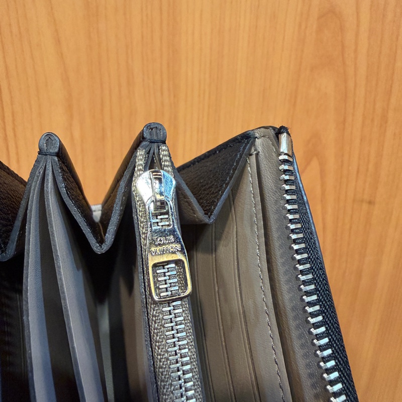 LV 黑牛皮銀釦Comete L拉長夾M60147-15