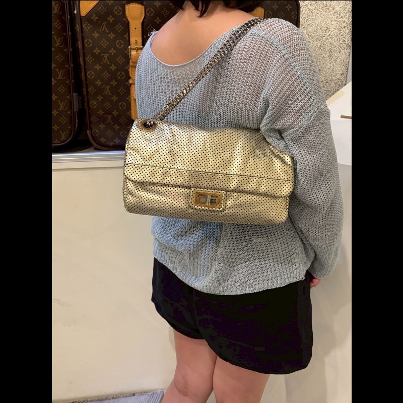 Chanel 銀鍊金色洞洞皮革方釦口蓋包 2.55-4